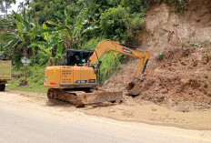 Pembersihan Material Longsor di  Jalan Liwa-Krui Terus Dilakukan