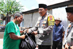 Temui Korban Kebakaran, Kapolres Lampung Barat Salurkan Bantuan 