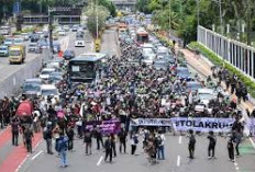 Massa Aksi Tolak Revisi UU TNI   Memadati Depan Gedung DPR