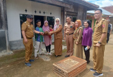 Puskes Bagikan Bantuan Ternak Ayam Kampung 