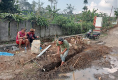 Petugas Perbaiki Pipa Bocor Akibat Proyek