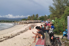 Libur Akhir Pekan, Pantai Labuhan Jukung Ramai Pengunjung