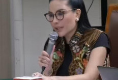 Nikita Mirzani Kenakan Batik Anne Avantie Saat Sidang Bertepatan Hari Batik Nasional