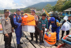 Polisi Kawal Penyaluran Logistik Pilkada ke Pulau Terluar Lampung dengan Pembungkusan Khusus dan Pelampung