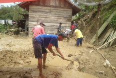 Diguyur Hujan Deras, 1   Rumah Diterjang Longsor