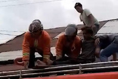 Perbaiki Atap Toko, Warga Pasarkota Krui Tersengat Listrik