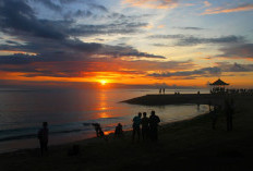 Menyambut Fajar  Damai di Pantai Sanur