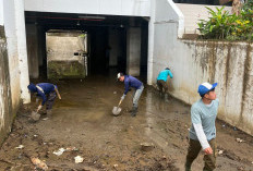 Sisa Banjir Gedung Marga Batin, DLH Bersihkan Lumpur  dan Sampah di Basement 