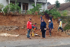 Lurah Tugusari Gerakkan Warga  Tangani Longsor Akibat Hujan Deras 