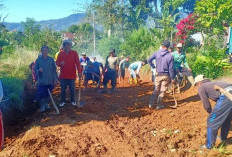 Warga Sukaraja Perbaiki  Jalan Rusak di Mabar Jaya
