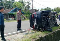 Diduga Ngantuk, Mobil Tabrak Motor dan Tiang hingga Terbalik di Krui Selatan