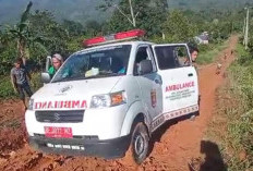 Akibat Jalan Tak Kunjung Dibangun Pasien Dipapah di Jalan Licin dan Berlumpur