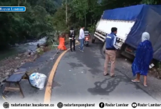 Truk Fuso Terjebak di Jalan Amblas KM 22 Kubuperahu, Jalur Liwa-Krui Macet Lagi