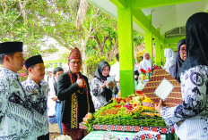 Peringati HGN dan Hut PGRI Ke 78, Kepala SMAN 1 Way Tenong Ingatkan 