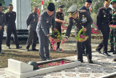 Bupati Parosil dan Dandim 0422/LB Tabur Bunga pada HUT ke-80 TNI