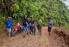 Akses Jalan Kabupaten Rusak,  Warga Sewa Alat Berat Lakukan Perbaikan