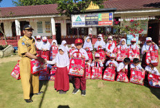 Bagikan Seragam Gratis,  Kepala SDN 1 Gedung Surian  Berpesan Pakaian Dirawat Bersih