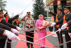 Prosesi Pisah Sambut Kapolres Diwarnai Haru