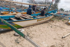 Ombak Besar Hantam Belasan Perahu Nelayan 