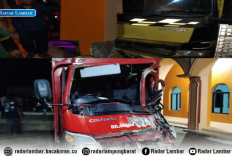 Laka Lantas di Batuketulis, Dua Truk Serempetan dan Tabrak Tiang Masjid