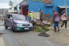 Lurah Tugusari Kerahkan Warga Tangani Kerusakan Jalan Provinsi 