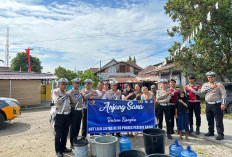 Satlantas Polres Pesisir Barat Bagikan Air Bersih ke Masyarakat