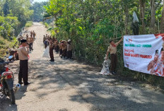 Jumat Bersih Serentak, SMAN 1 Way Tenong Tata Jalan Rusak