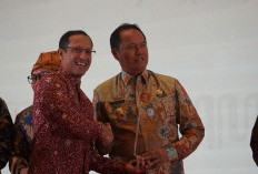 Pj Bupati Lampung Barat Terima Penghargaan Revitalisasi Bahasa Daerah Tahun 2024