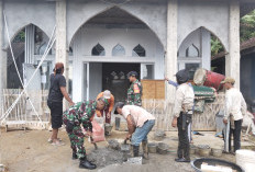 Gotong Royong TNI-Warga, Wujudkan Masjid Lebih Nyaman untuk Ibadah
