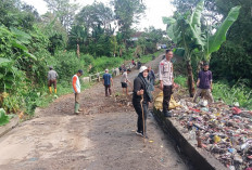 Warga dan Aparat Pajarbulan Bersihkan Sampah Berserakan