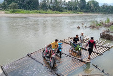 Meski Jalan Provinsi Sudah Bagus Warga Suoh Dan BNS Menyebrang Pakai Rakit