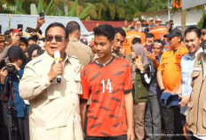 Presiden Prabowo Subianto mencairkan suasana saat meninjau Posko Pengungsi SDN 05 Kayu Pasak