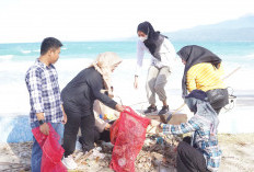 Wabup Zulqoini Pimpin   Aksi Bersih-bersih Pantai