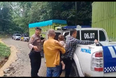 Terjebak di Jalan Longsor Liwa-Krui, Polisi Bantu Evakuasi Pasien yang Hendak Melahirkan