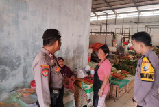 Bhabinkamtibmas Jaga  Keamanan Pasar Way Batu