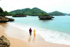 Pesona Camping di  Pantai Teluk Asmara