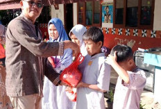 Momen Ramadhan, SDN 1 Sebarus Berbagi  Ratusan Paket Sembako