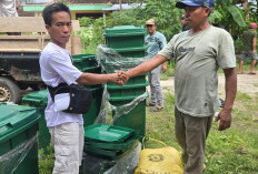 Program Kebersihan, Pasar Krui Salurkan  305 Tempat Sampah