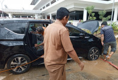 Evakuasi 5 Kendaraan Terjebak Banjir di Basemen Pemkab Pesbar