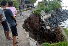 Gelombang Tinggi Terjang Pesisir Barat