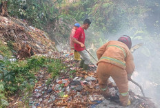 Warga Bersama Unit Damkar dan SIBAT Padamkan Kebakaran TPA Pasar Senin Pajar Bulan
