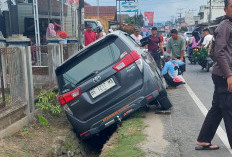 Diduga Sopir Ngantuk, Innova Masuk Siring di Pajarbulan