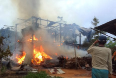 Akibat Korsleting Listrik, Satu Rumah Panggung di Atarbawang Ludes Terbakar