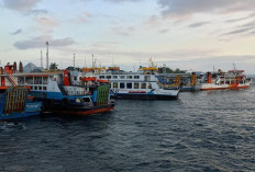 Belasan KMP di Selat Bali Dilarang Berlayar, Penumpukan Truk Logistik Tak Terelakkan