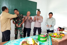 Jajaran Uspika Rayakan HUT TNI  Lewat Potong Tumpeng di Koramil 