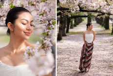 Ariel Tatum Menyatu dengan Alam di Bawah Pohon Sakura dengan Batik