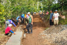 Bertahun-tahun Belum Terealiasi,  Warga Pajaragung Bangun Jalan Sendiri