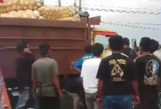 SUPIR LUPA TARIK REM TANGAN, Truk Sayuran Seruduk Lapak Pedagang di Pasar Malam 