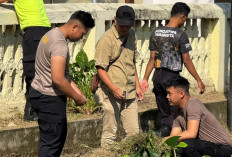 Polres Pesisir Barat Aksi Bersih-Bersih di Hari Bersih Sedunia