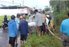 Warga Tanjungraya Swadaya  Perbaiki Jalan Rusak dan Tergenang